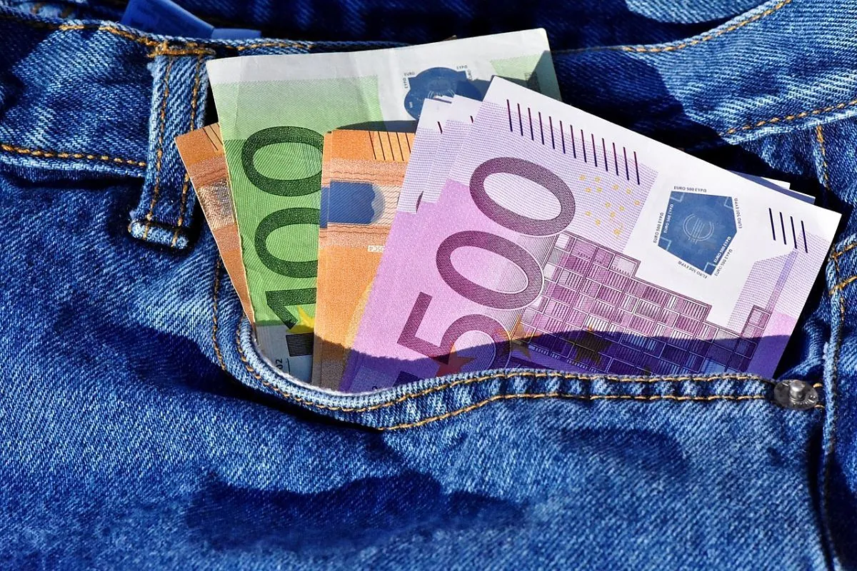 téléviseur - Jusqu'à 720 euros ou un téléviseur : découvrez les cadeaux offerts par les banques en février
