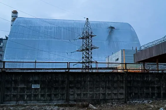 Tchernobyl - La Oiea confirme des "dégâts importants" à la coupole de Tchernobyl, mais pas d'augmentation de la radiation