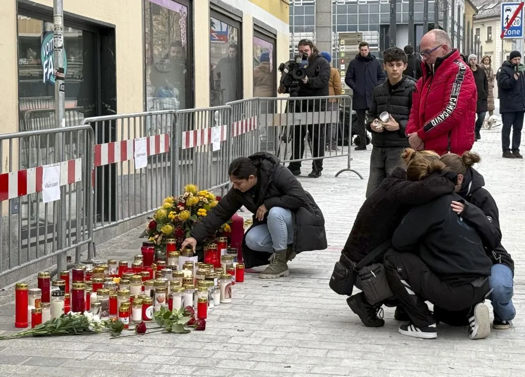 attaque - Le gouvernement d'Autriche qualifie d'"islamiste" l'attaque indiscriminée de samedi ayant fait un mort et cinq blessés