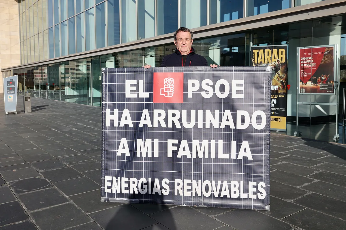 César - César Vea, l'acteur de Compañeros et Acacias 38, entame une grève de la faim devant le Parlement de La Rioja pour dénoncer la "ruine" de sa famille après avoir investi dans les énergies renouvelables.