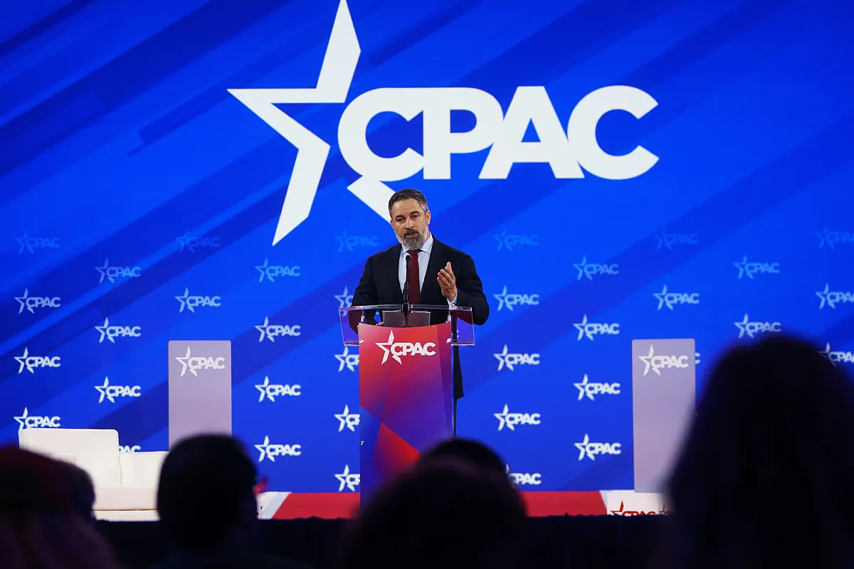 Vox - La Fundación de Aznar critique Vox pour son "adhésion" à Trump tout en "rejoignant la cinquième colonne du club de Poutine"