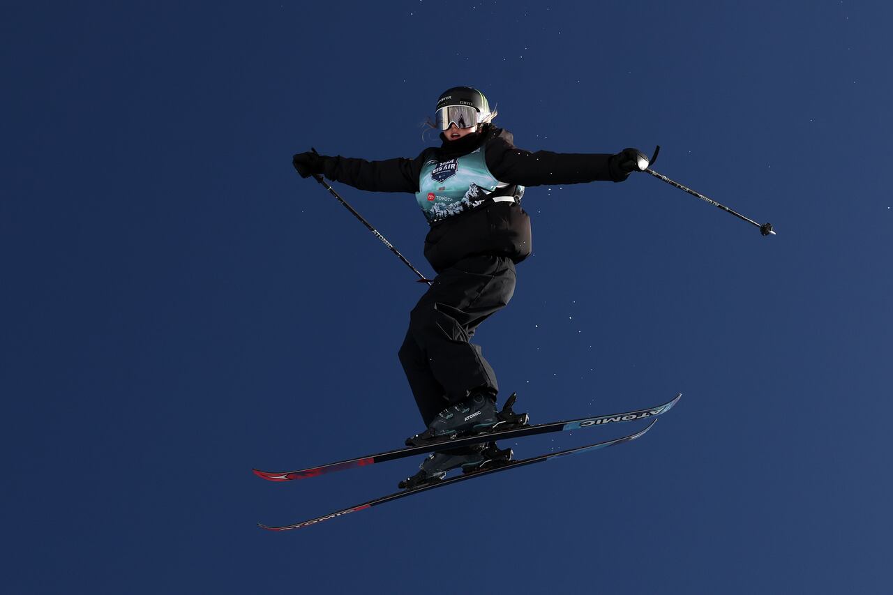 médaille - Megan Oldham du Canada remporte la médaille d'or lors de l'événement Big Air de la Coupe du Monde à Aspen