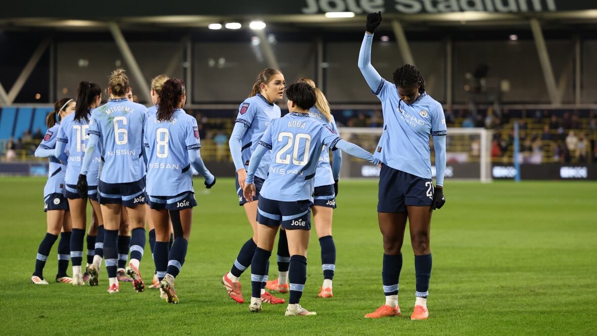 But - Khadija Shaw Effectue un Salut Noir Après Son But Pour Manchester City Suite à des Abus Racistes En Ligne
