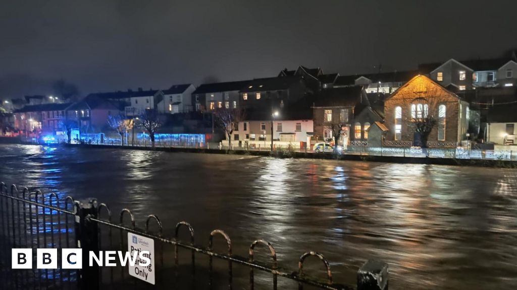 inondations - De fortes pluies provoquent des inondations et une alerte Amber est déclenchée