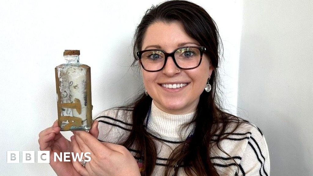 bouteille - Une bouteille de 119 ans découverte derrière la couronne au-dessus de la scène du théâtre