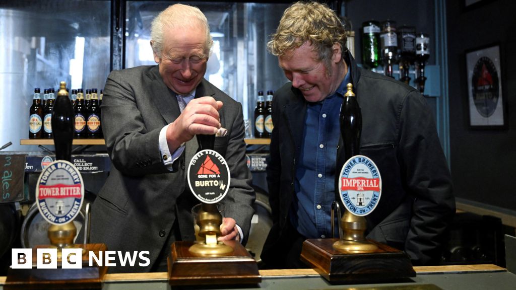 roi - Le roi Charles tire une bière et ajuste un pneu