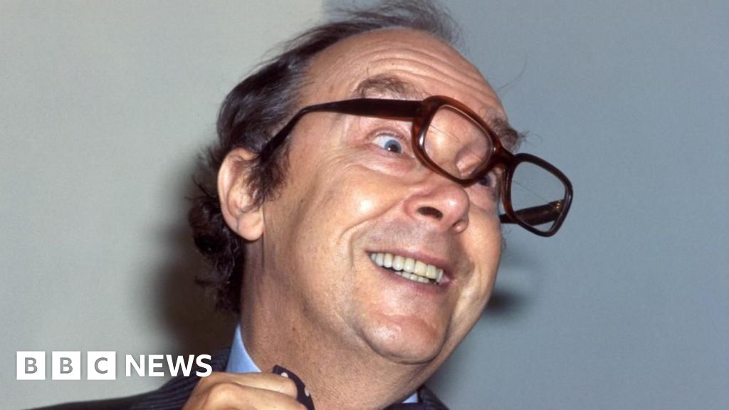 enchères - La mise aux enchères de Robbie Williams remporte les lunettes d'Eric Morecambe
