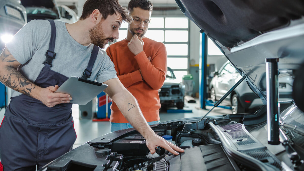 Réparer - 15 % Plus Cher Que La Moyenne : Pourquoi Réparer Une Voiture Hybride Ou Électrique Coûte-T-il Si Cher ?