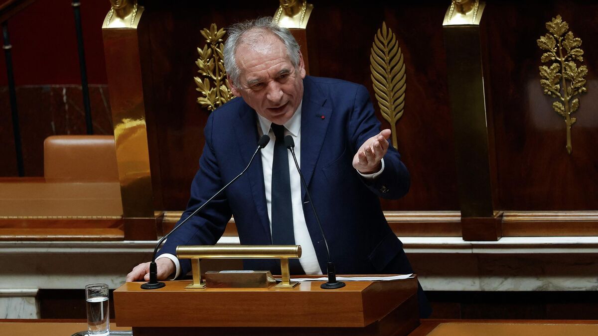 Bayrou - « De Médiocrissimes Intérêts » : François Bayrou critique sévèrement la motion de censure des socialistes qui quittent l'hémicycle.