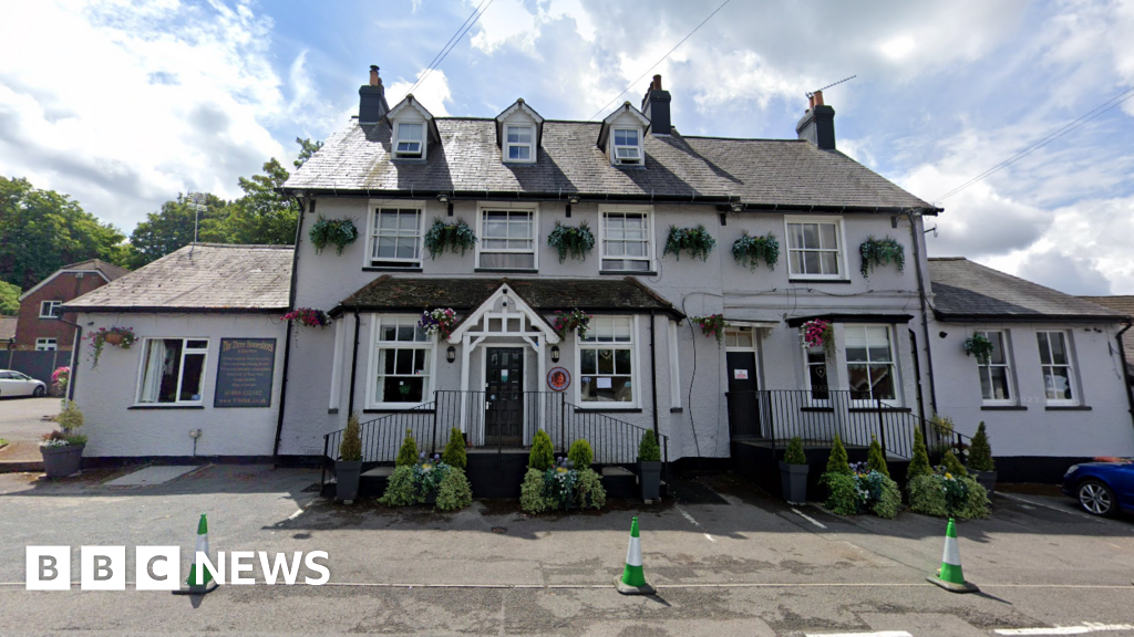 pub - Chasse à l'homme après qu'une femme a été gravement blessée dans un pub du village