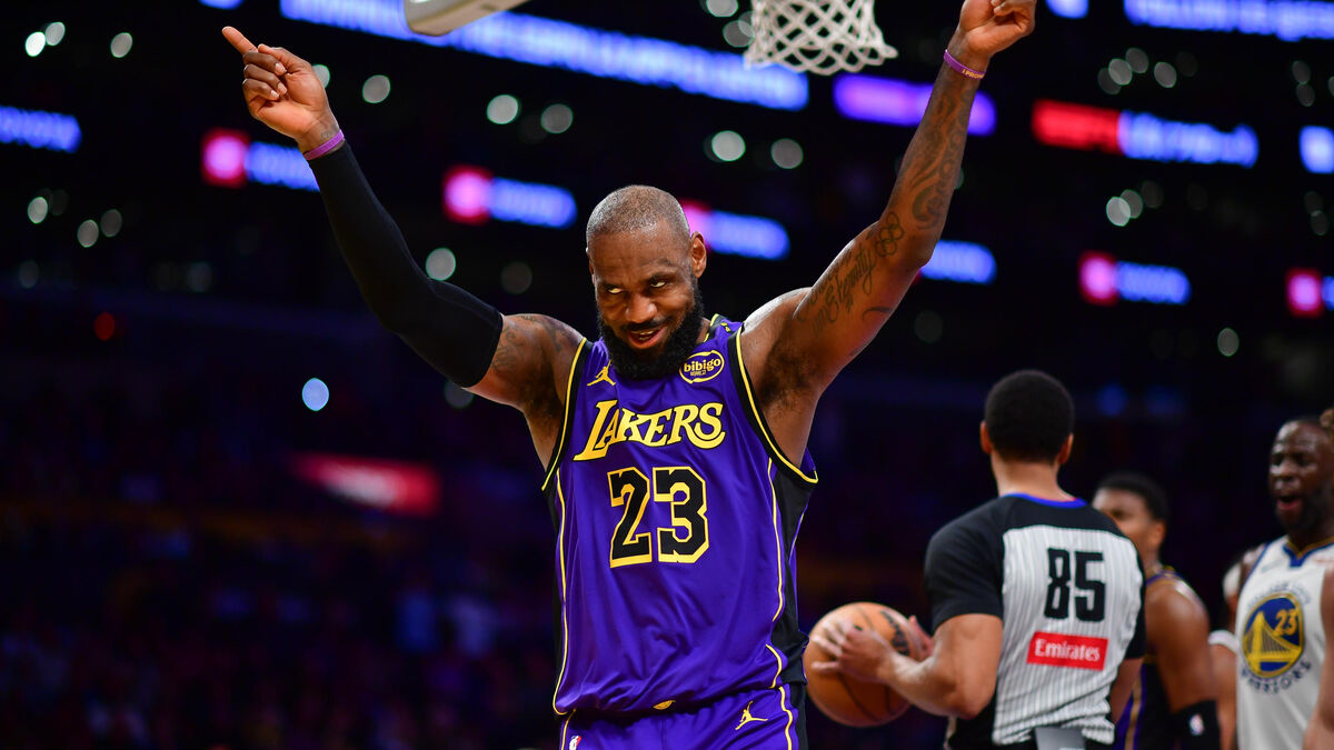 LeBron - NBA : La vidéo incroyable de LeBron James qui réussit trois tirs à trois points en 48 secondes et met Steph Curry en difficulté