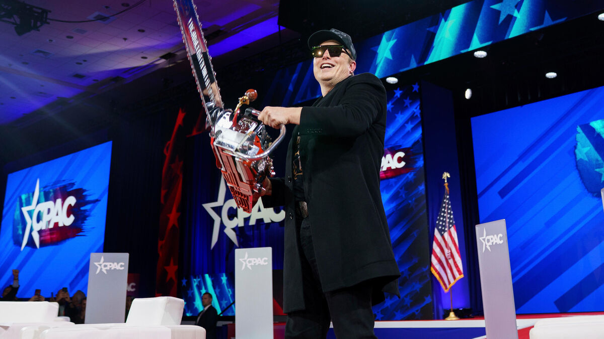 Musk - Elon Musk fait une apparition surprise à la Grande Messe des Conservateurs Américains avec une tronçonneuse à la main