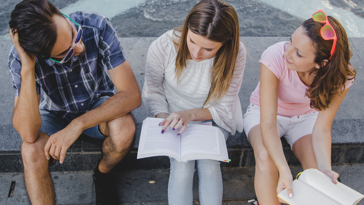 célibataires - « Le couple, c’est une perte de temps ? Ces étudiants qui préfèrent rester célibataires pour se concentrer sur leurs études »