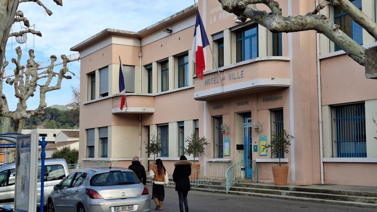 Maire - Le Conseil Municipal Se Réunit Sans Le Maire, Mis En Examen Pour Viol Et Sous Interdiction De Séjour