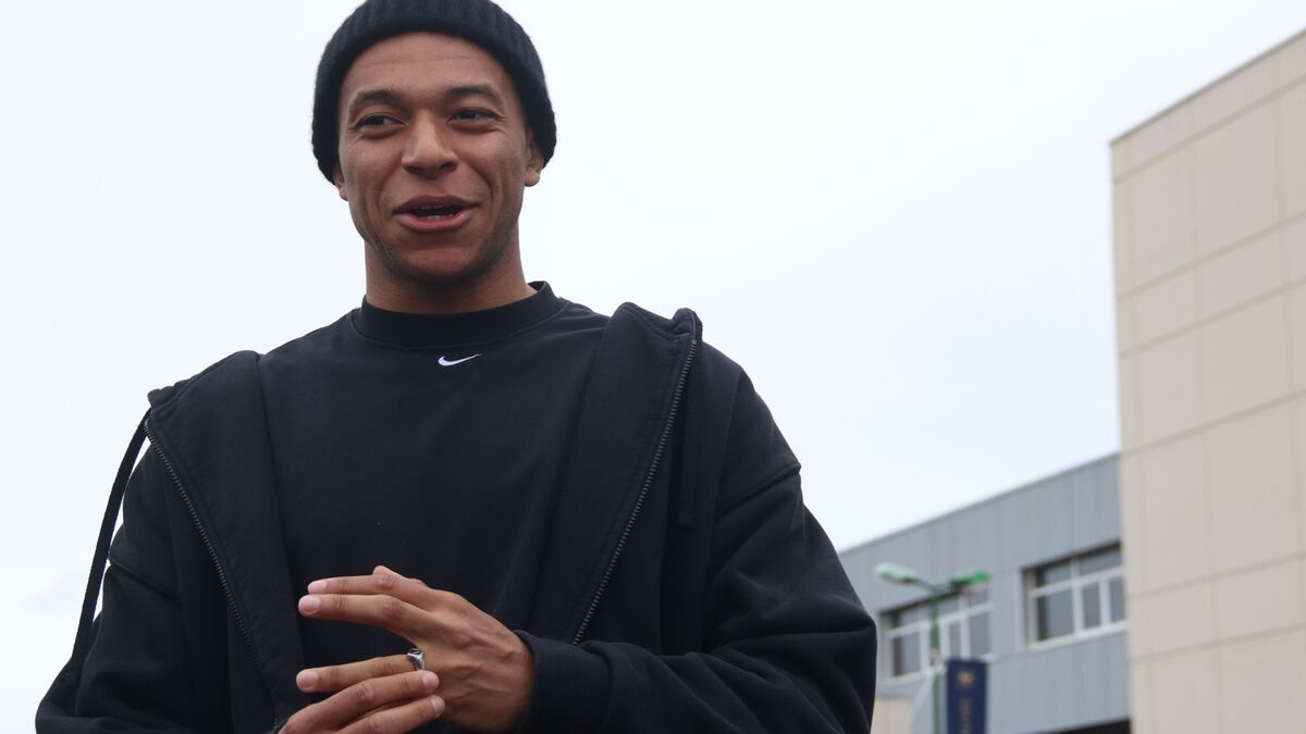 Kylian - Kylian Mbappé en visite express à Caen, dernier de Ligue 2 : « C’était important d’apporter mon soutien »