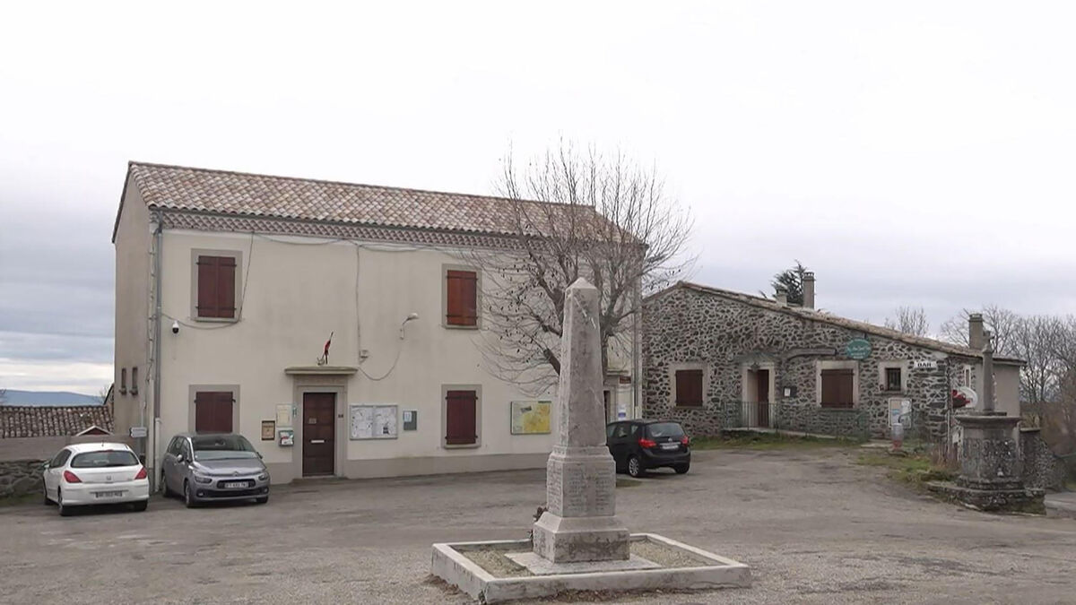 Maire - « La Démission d’un Maire : L’Échec Collectif ? » : En Ardèche, Un Village Face à un Corbeau