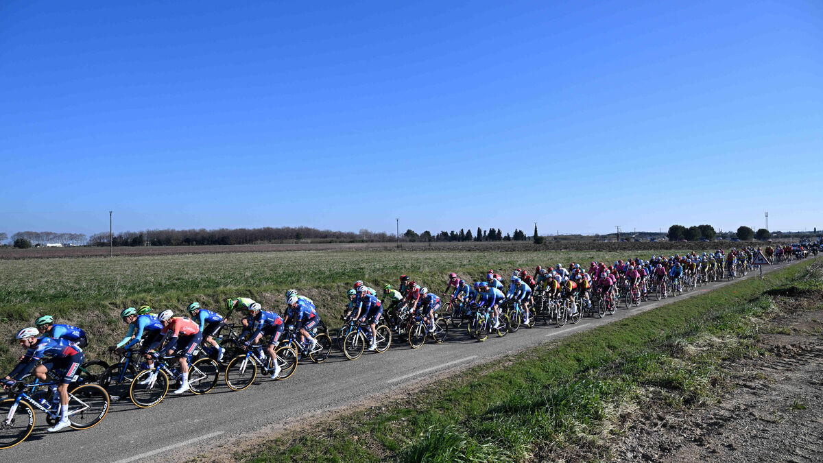 Coureur - Cyclisme : Une Voiture à Contresens sur l'Étoile de Bessèges, un Coureur Forcé à l'Abandon