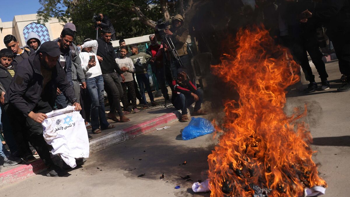 sweat-shirts - Gaza : à Khan Younès, des Palestiniens libérés brûlent les sweat-shirts imposés par Israël