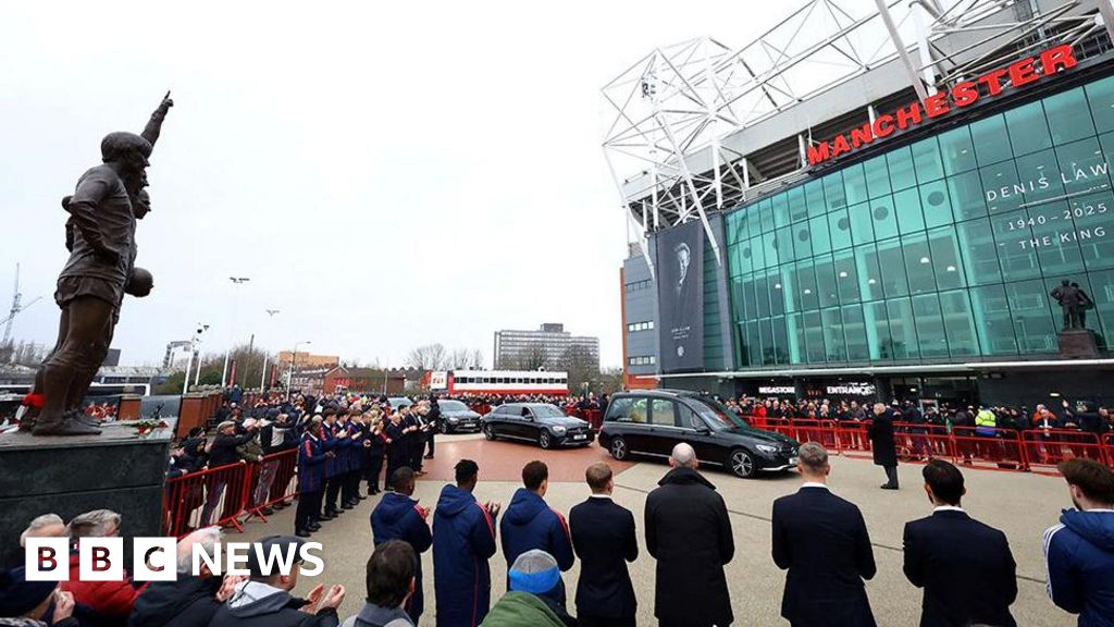Law - Les fans font leurs adieux à Denis Law lors des funérailles de la star de United