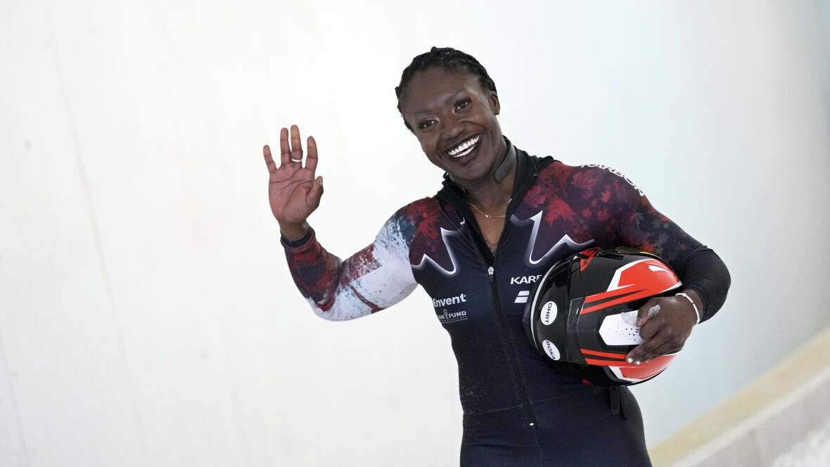 médaille - Cynthia Appiah se réjouit de sa médaille d'argent en bobsleigh à la Coupe du monde à la manière canadienne