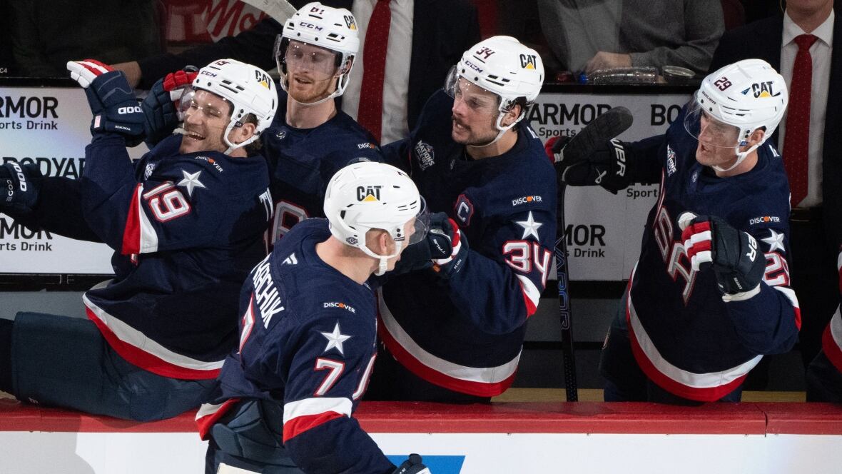 victoire - Les frères Tkachuk mènent la victoire américaine contre la Finlande lors du Face-off des 4 Nations