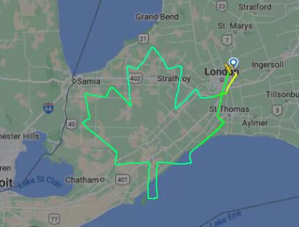 pilote - Le ciel n'a pas de limites pour le pilote patriote de l'Ontario derrière le gigantesque drapeau canadien dans le ciel