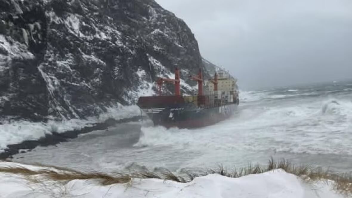 navire - Équipage secouru après qu'un navire de charge s'est échoué sur la côte ouest de Terre-Neuve