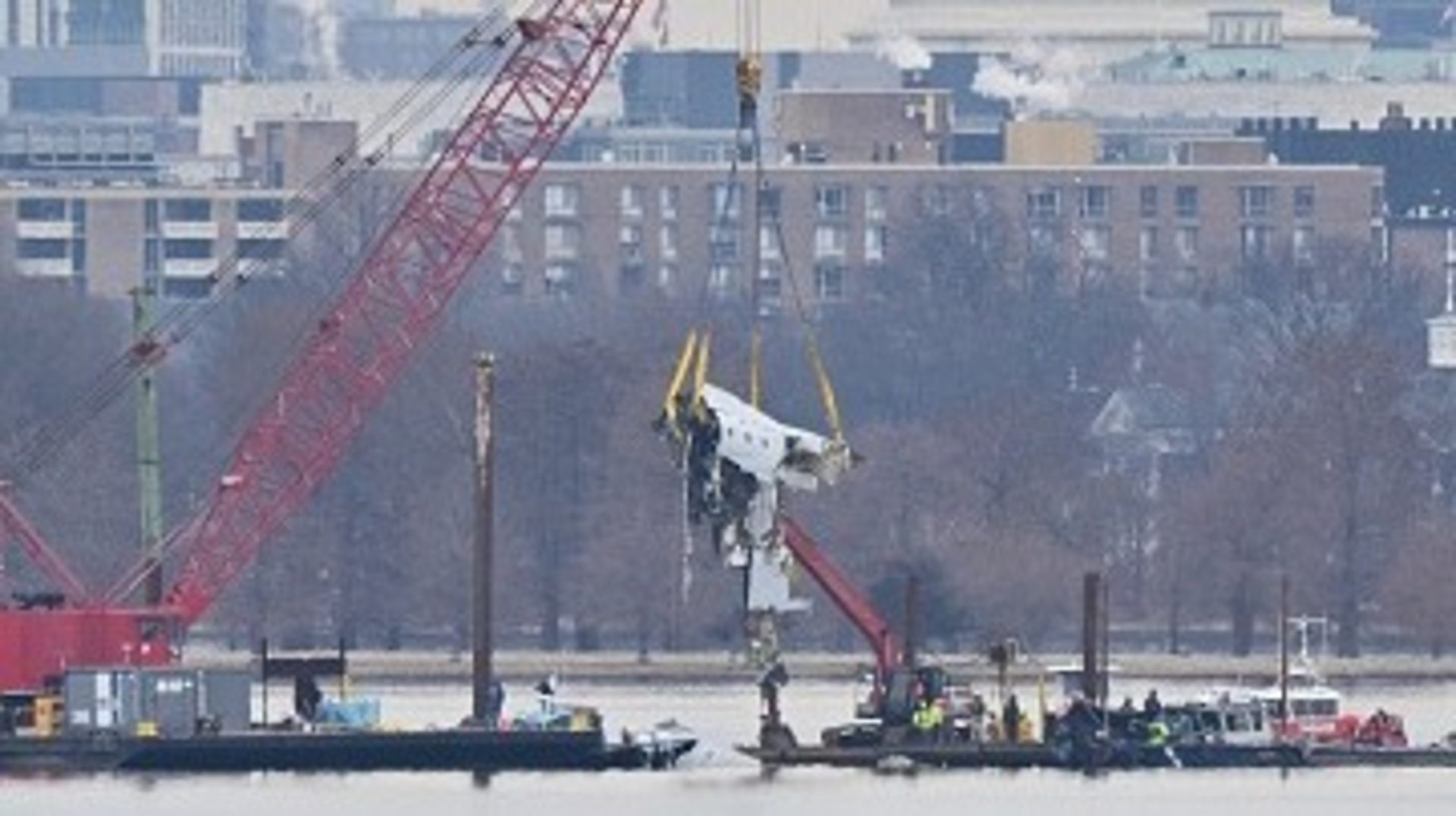 Débris - Regardez : Débris d'avion récupérés dans la rivière de Washington D.C.