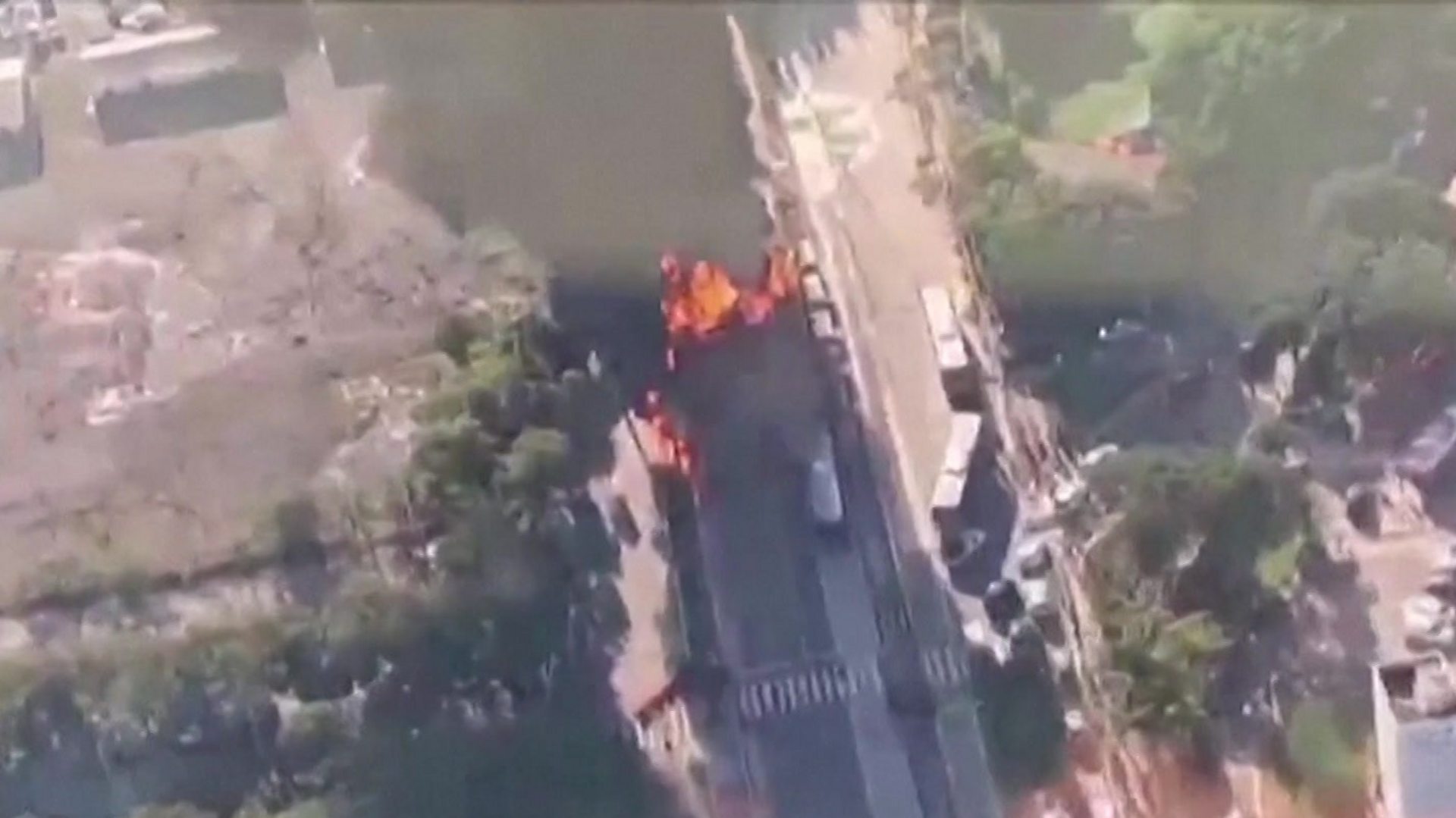 avion - Un petit avion s'écrase sur une rue animée de São Paulo