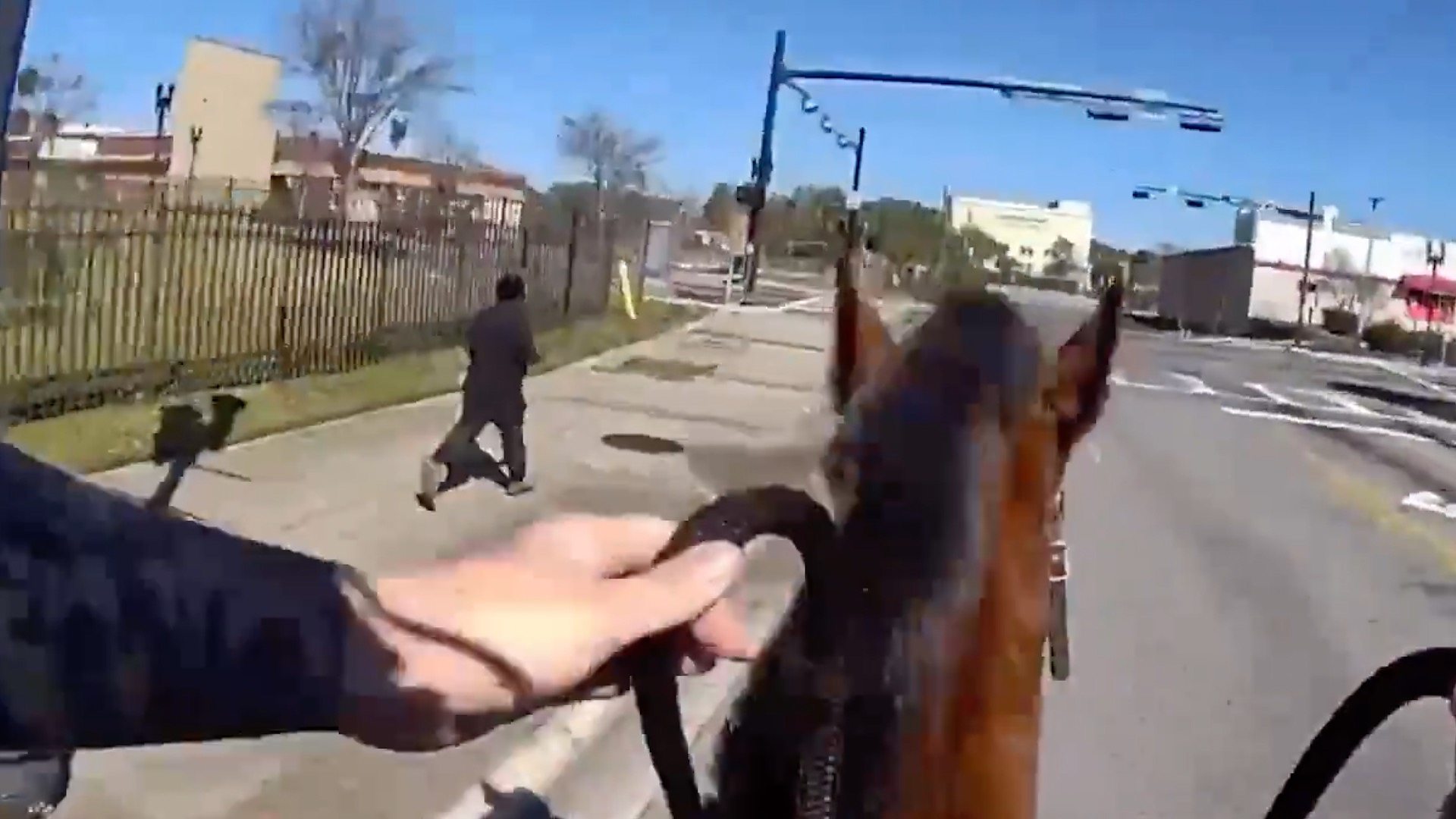 dealer - Regardez la poursuite à cheval de la police après un dealer de drogue présumé