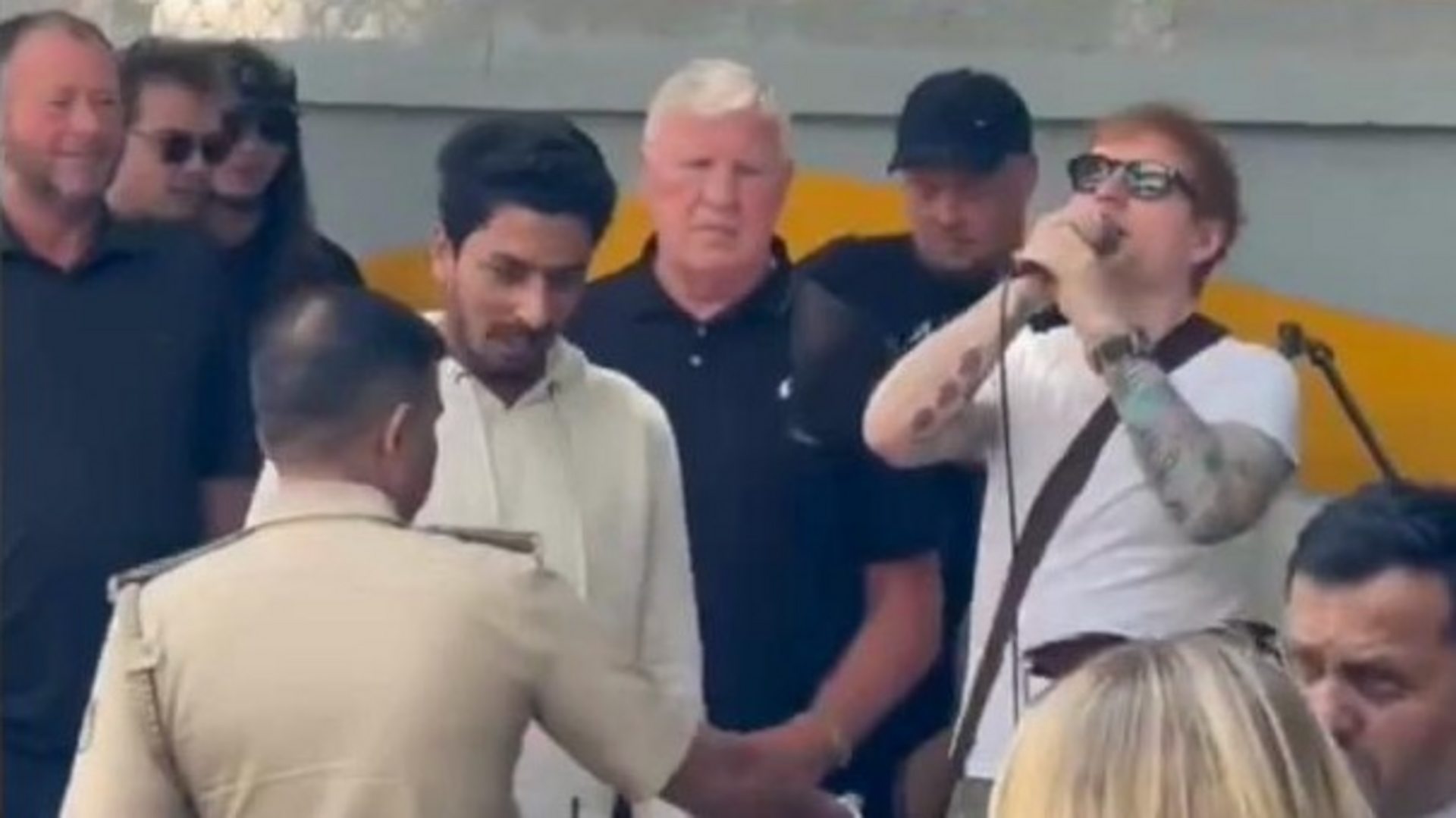 police - Regardez : Le moment où la police indienne interrompt la performance de rue d'Ed Sheeran