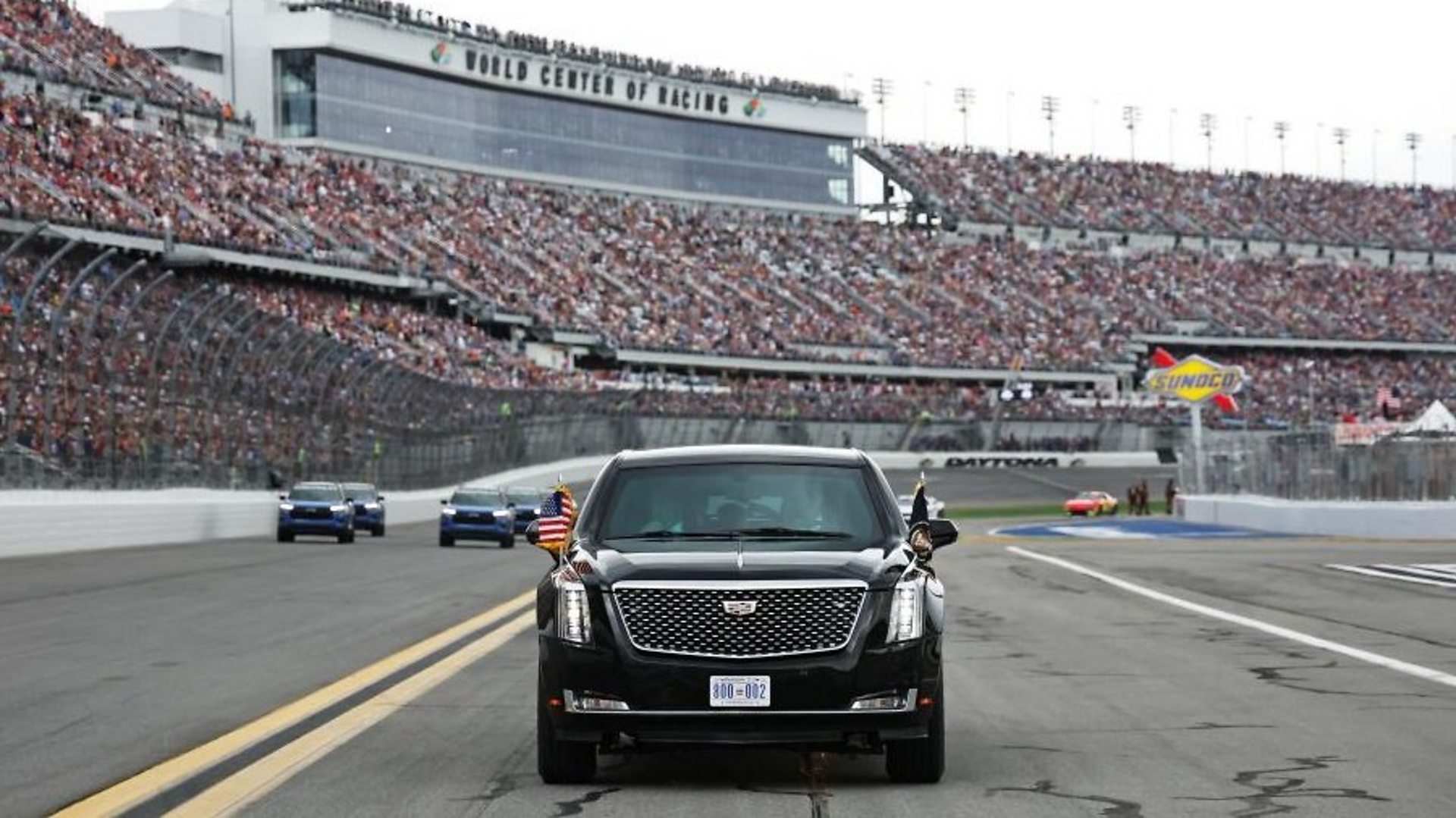 Trump - Regardez : Le cortège de Trump effectue un tour du circuit de Daytona 500