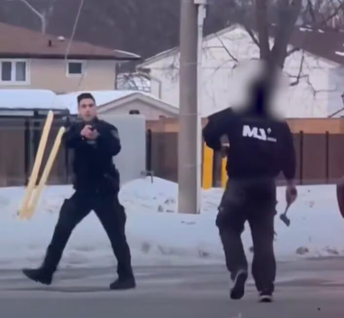 hache - Un homme armé d'une hache neutralisé par des agents dans ce que le chef de la police de l'Ontario qualifie d'acte de 'compassion'