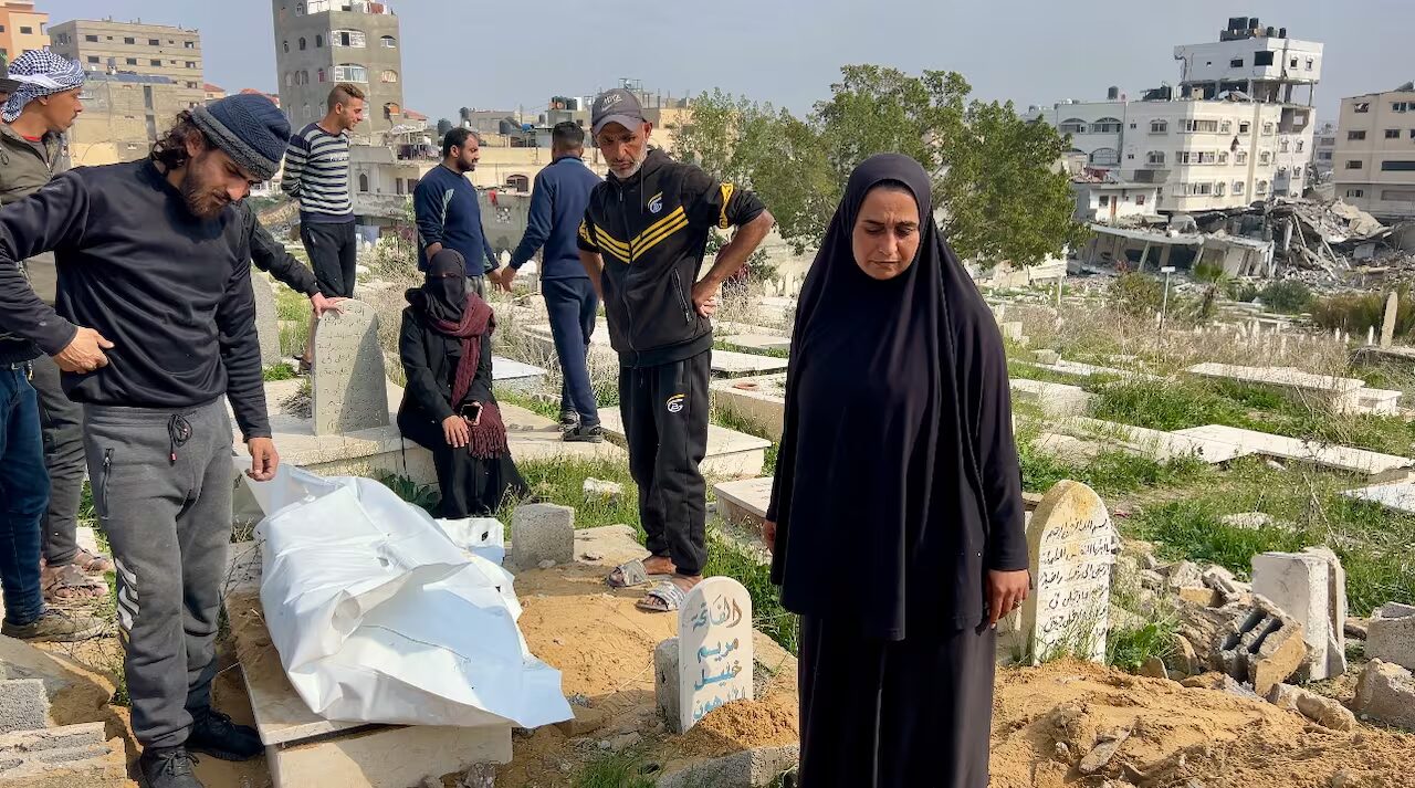 guerre - Son frère a été tué pendant la guerre à Gaza. Elle a promis de le ramener chez lui.