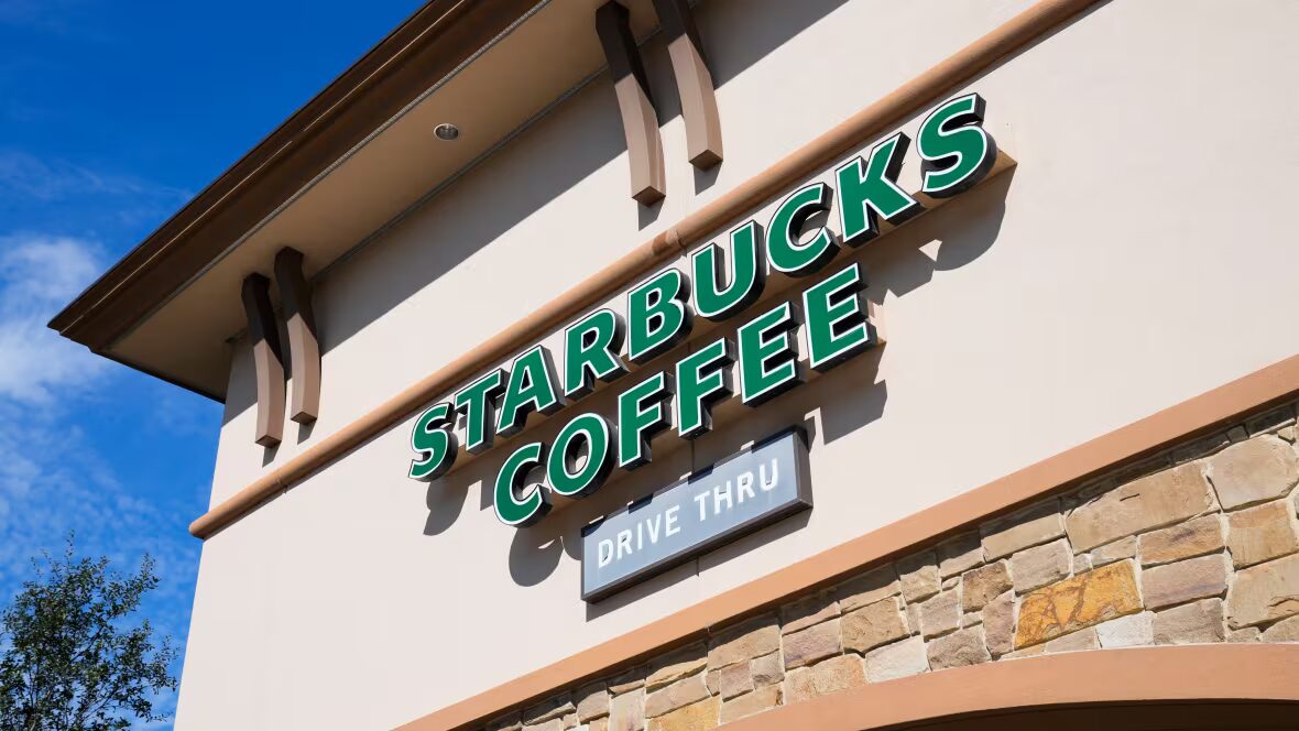 Starbucks - Starbucks va supprimer 1 100 employés de bureau alors que l'entreprise traverse des changements majeurs