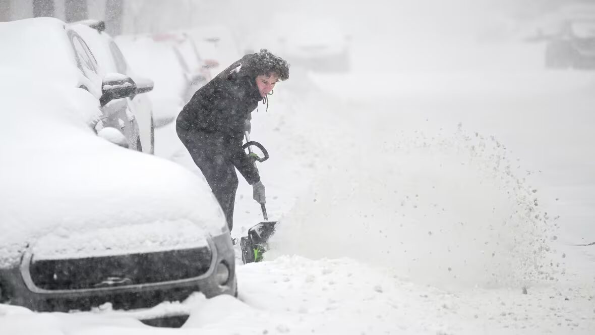 accidents - Retards aéroportuaires et accidents de la route s'accumulent alors qu'une tempête hivernale sévère frappe une grande partie du Canada