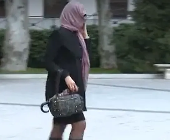 Sénat - L'ancienne femme de Koldo García se présente au Sénat avec le visage caché malgré la suspension de sa comparution après son absence à la convocation.