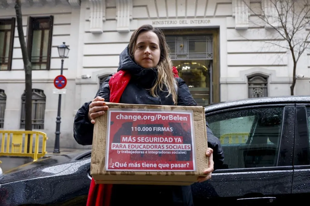 Signatures - Une Éducatrice Sociale Remet 110 000 Signatures en Intérieur Après l'Assassinat d'une Collègue à Badajoz : "Nous Subissons la Passivité des Administrations"