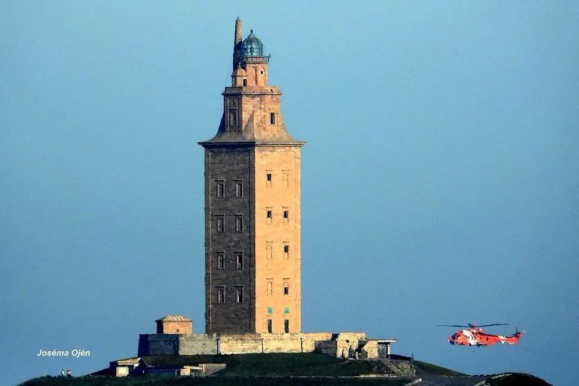 Homme - Recherche d'un homme emporté par une vague dimanche près de la Torre de Hércules, à A Coruña, alors qu'il prenait une photo