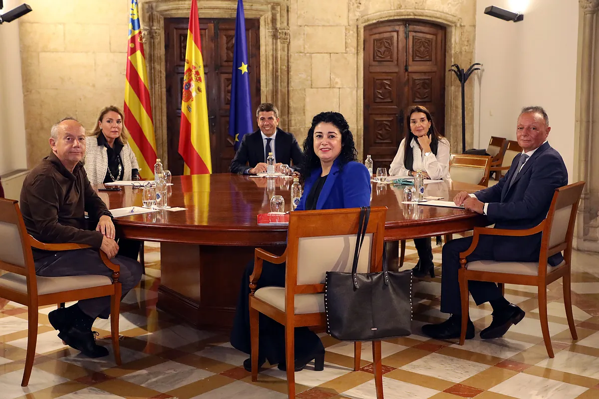 réduction - Mazón crée une rupture avec les syndicats : Vox impose une réduction de 30 % des subventions que le PP est prêt à accepter.