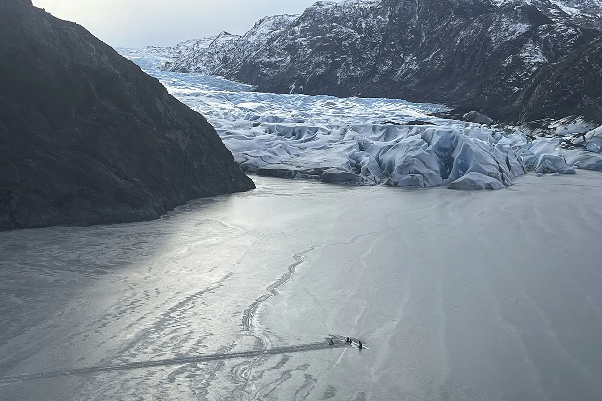 avion - Un pilote et ses deux filles survivent sur l'aile de l'avion après un crash dans un lac gelé en Alaska