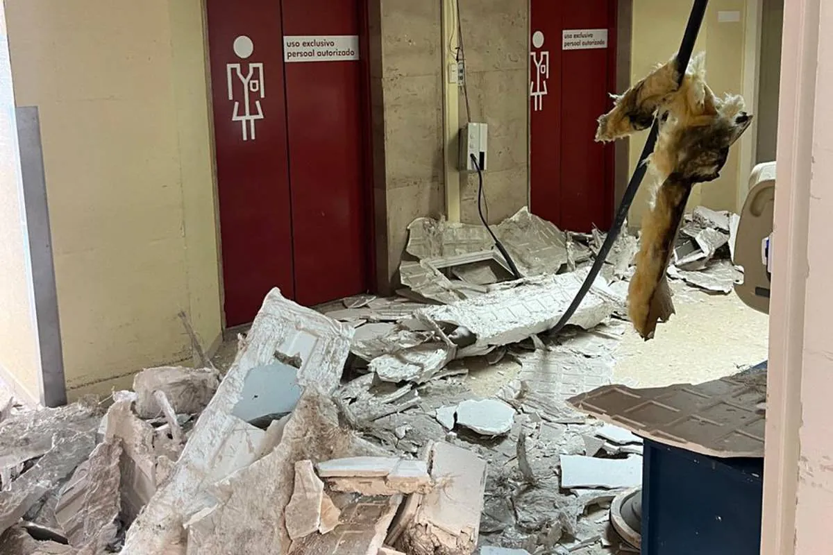 plafond - Effondrement d'une partie du plafond de la troisième étage de l'hôpital materno-infantil d'Orense, un an après la chute du plafond de la salle de parturition.