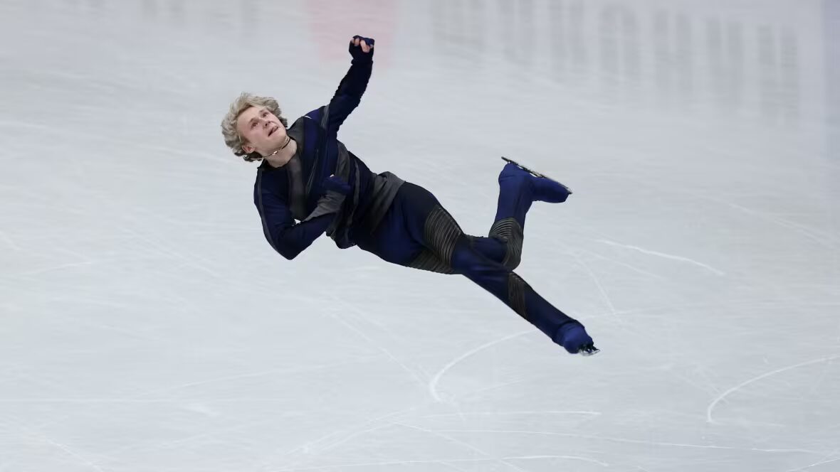 Champion - Le champion en titre Ilia Malinin des États-Unis prend une avance précoce aux Championnats du monde de patinage artistique à Boston