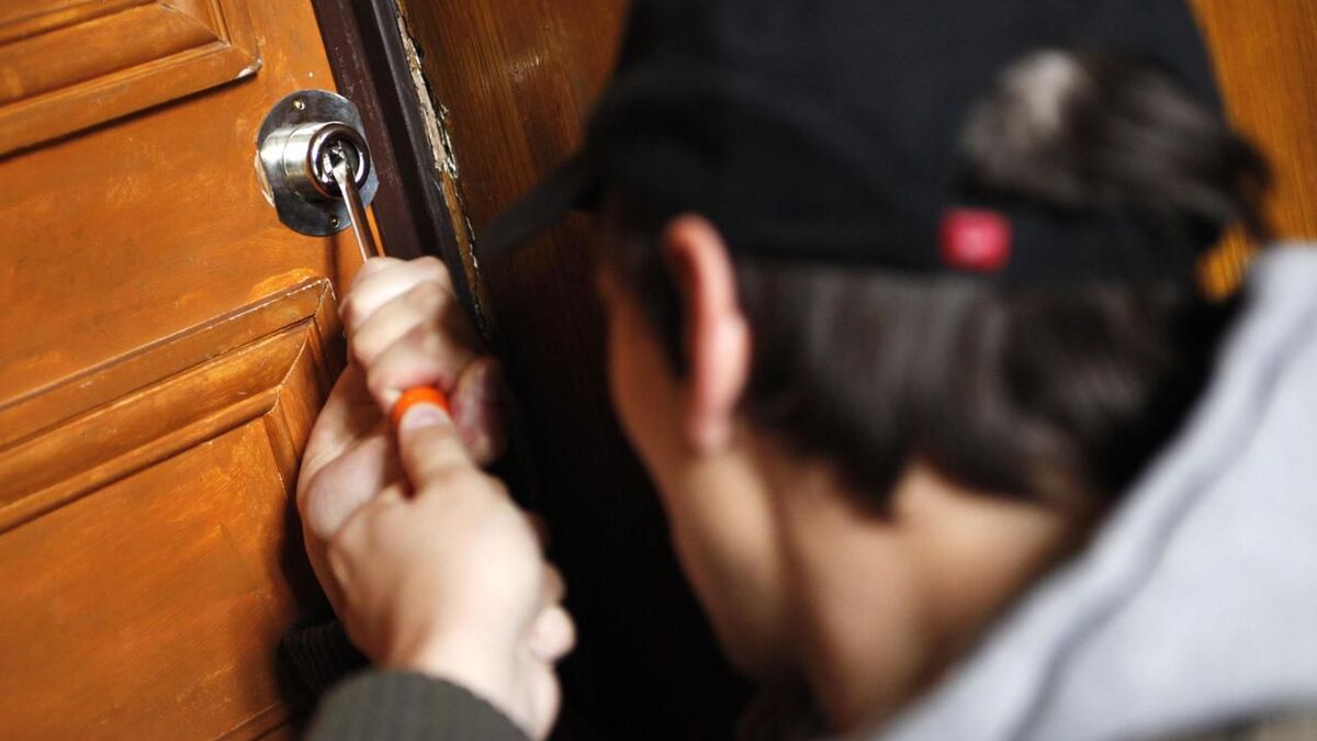 Corps - Un Squatteur Découvre Le Corps D’une Femme Morte Depuis Plus De 10 Ans En Défonçant La Porte D’Un Logement