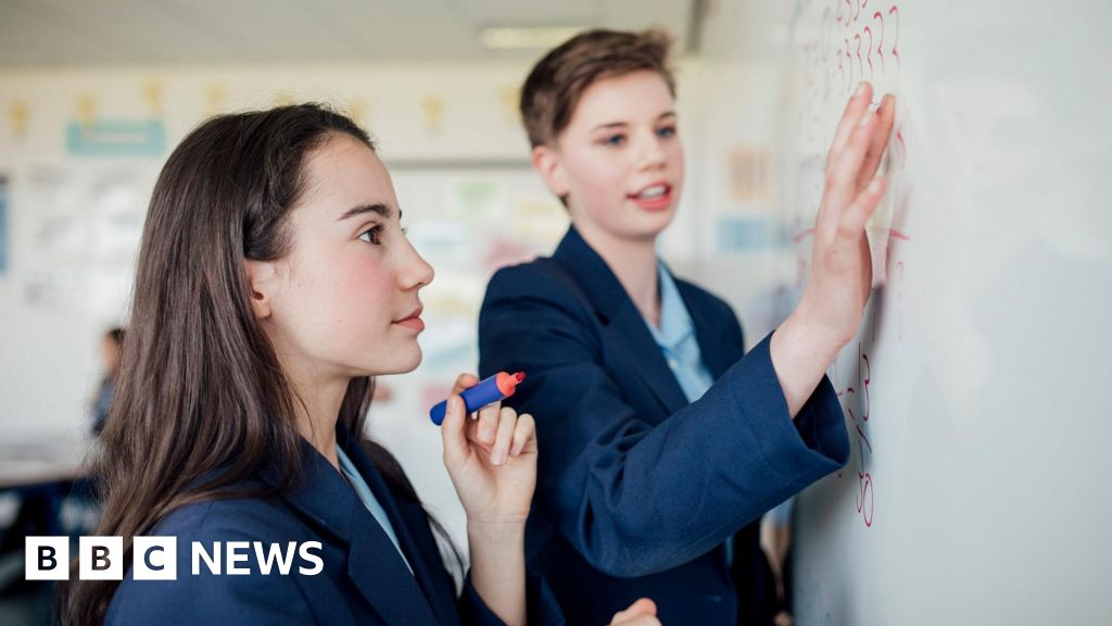 filles - Les filles en Angleterre sont à la traîne par rapport aux garçons en mathématiques et en sciences selon une étude