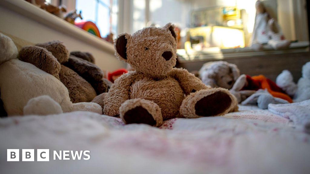 babysitter - Une babysitter découvre un homme caché sous le lit après qu'un enfant se soit plaint d'un "monstre"