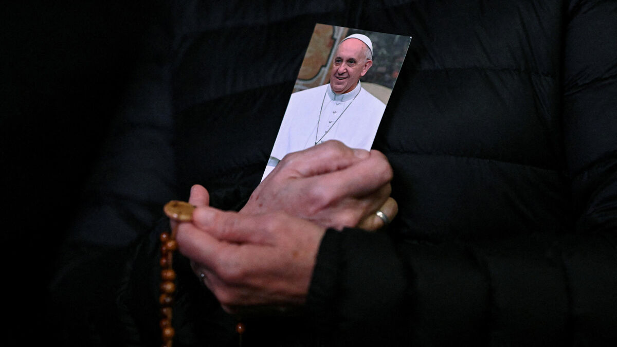 Pape - Toujours hospitalisé, le Pape suit une physiothérapie après une nuit paisible