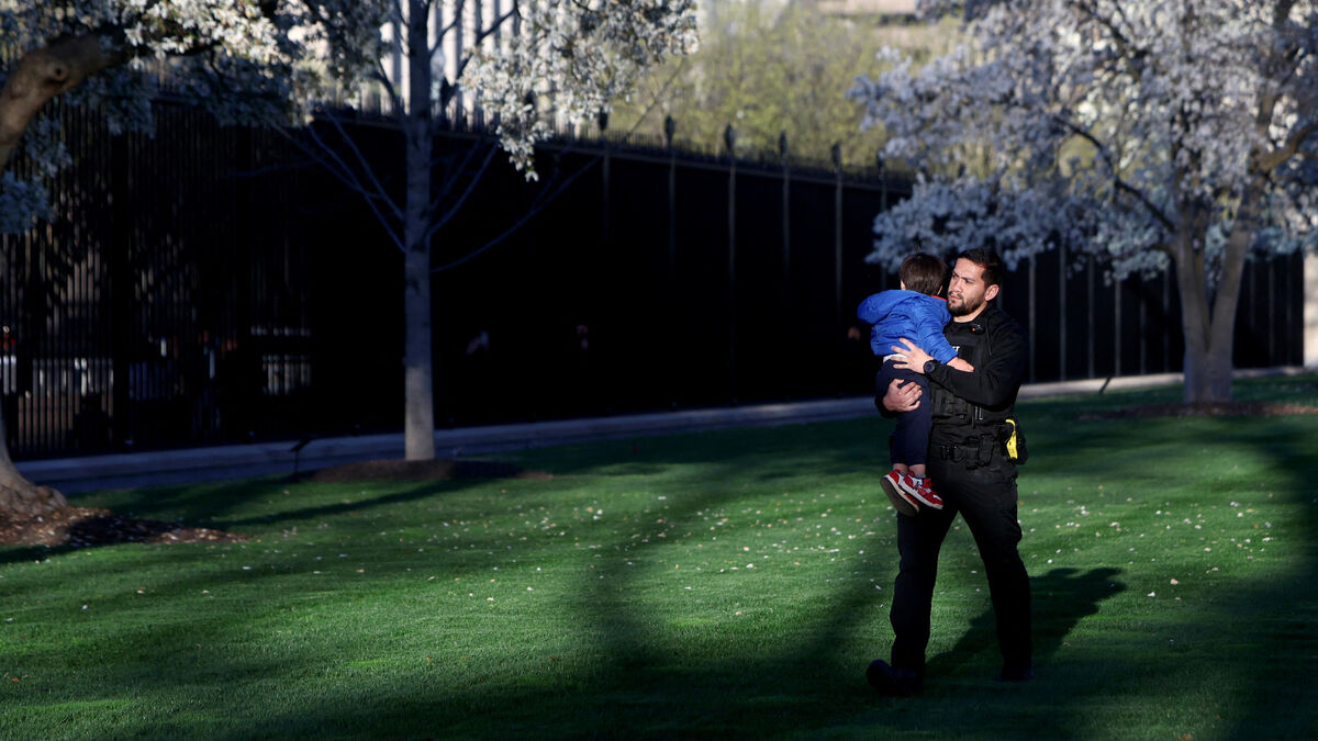 Enfant - Un Enfant S'introduit Dans Les Jardins De La Maison-Blanche Avant D'être Intercepté Par Un Agent Des Services Secrets