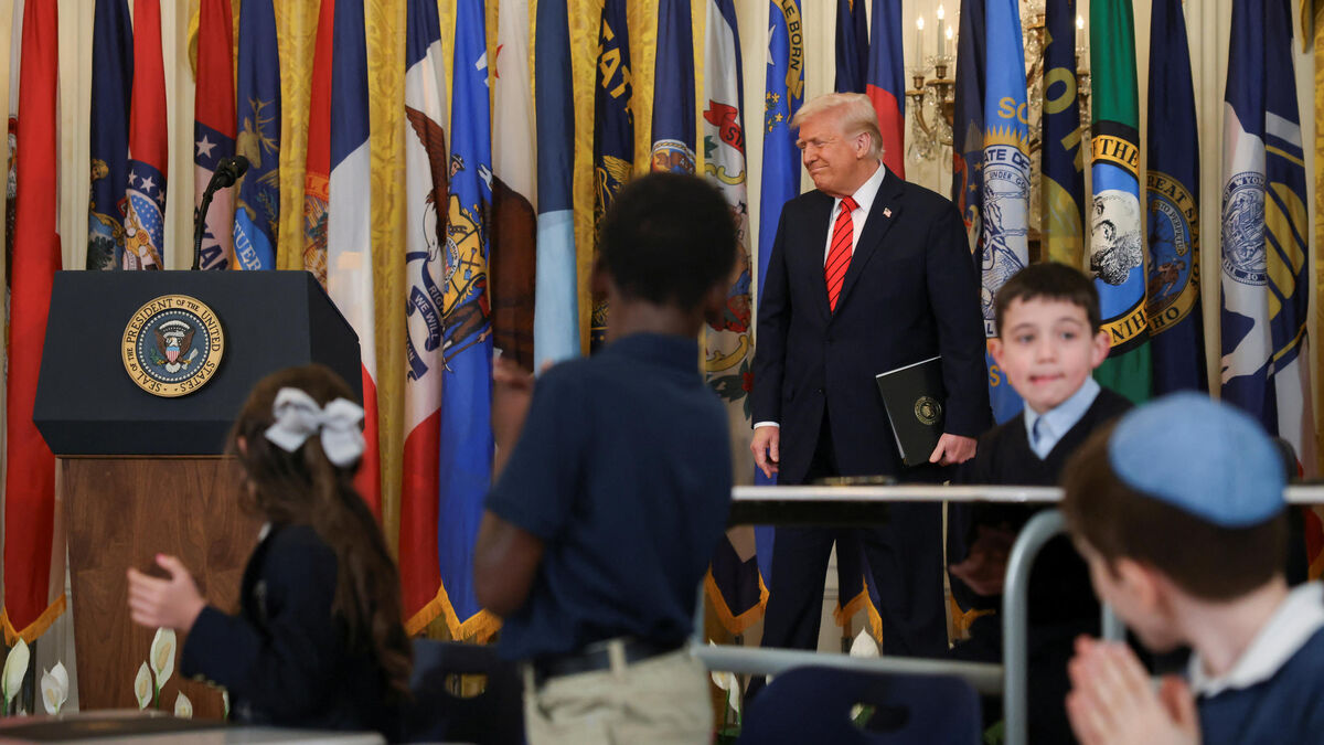 Décret - Donald Trump Signe Un Décret Pour « Éliminer » Le Ministère De L'Éducation