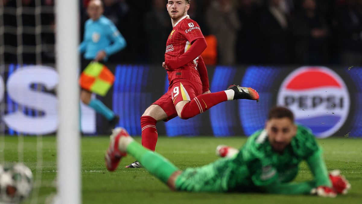 chaussures - PSG-Liverpool (0-1) : L'humoriste John Sulo reçoit en cadeau les chaussures de Harvey Elliott